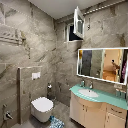 Quiet Upscale Area 2 Bedroom With Stunning View *